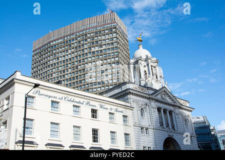 Victoria Palace Theatre mit Portland House auf dem Bressenden Place, im Hintergrund, Westminster, London, SW1, UK Stockfoto