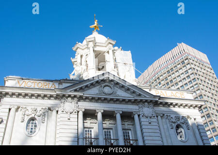 Victoria Palace Theatre mit Portland House auf dem Bressenden Place, im Hintergrund, Westminster, London, SW1, UK Stockfoto