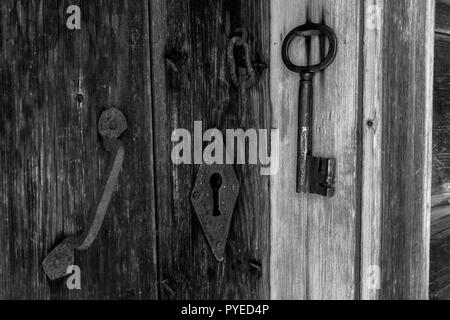 Rustikale schwarzes Eisen Skeleton Key und Türschloss und in einem alten schwedischen Farm im Norden Schweden Griff Stockfoto