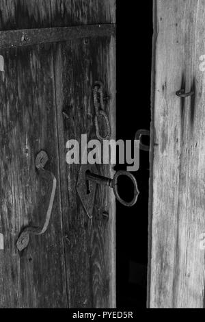 Rustikale schwarzes Eisen Skeleton Key und Türschloss und in einem alten schwedischen Farm im Norden Schweden Griff Stockfoto