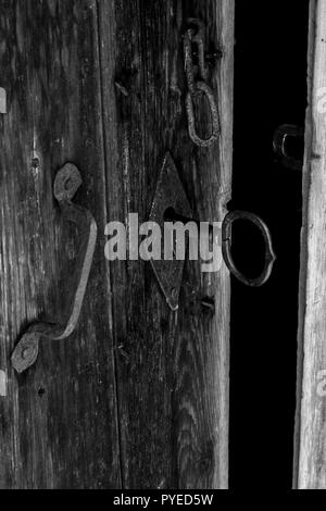 Rustikale schwarzes Eisen Skeleton Key und Türschloss und in einem alten schwedischen Farm im Norden Schweden Griff Stockfoto