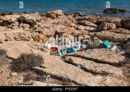 Müll am Strand an der Nordküste von Kreta, Griechenland. Stockfoto