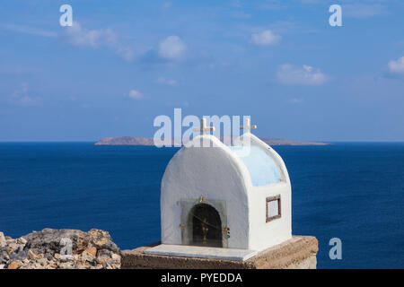 Typische griechische Miniatur Schrein am Straßenrand. Kleine Griechisch-orthodoxe Kapelle in Ost Kreta Stockfoto