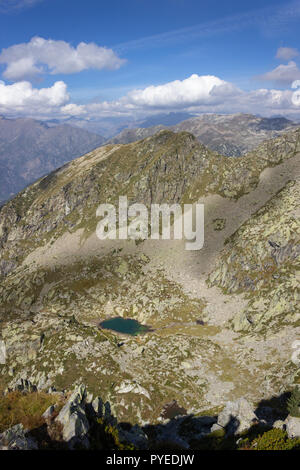 Herbst wandern in Gressoney, Aosta-Tal, Italien. Ansicht des alpinen See von Goudin von Punkt in der Nähe der Sella Coda Schutzhütte. Stockfoto