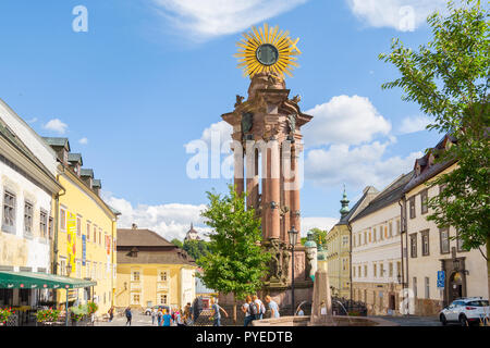 BANSKA STIAVNICA, SLOWAKEI - AUGUST 2018: Touristen Sehenswürdigkeiten im historischen Stadtzentrum auf August 2018 in Banska Stiavnica Stockfoto