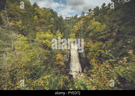 Blick von oben auf die wichtigsten Fälle bei Bushkill Falls in Poconos, PA, umgeben von üppigen Herbst Laub Stockfoto