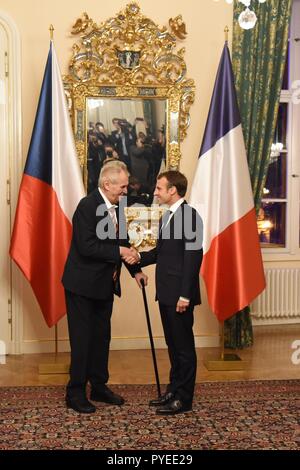 Der Präsident der Tschechischen Republik, Milos Zeman, Links, begrüßt seinen französischen Amtskollegen Emmanuel Längestrich in Prag, Tschechische Republik, Freitag, 26. Oktober 2018, Stockfoto