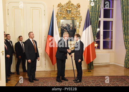 Der Präsident der Tschechischen Republik, Milos Zeman, Links, begrüßt seinen französischen Amtskollegen Emmanuel Längestrich in Prag, Tschechische Republik, Freitag, 26. Oktober 2018, Stockfoto