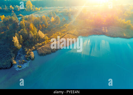 Schöne Luftaufnahme auf der Insel mit bunten Bäumen im Herbst. Malerische Küste bei Sonnenuntergang Stockfoto