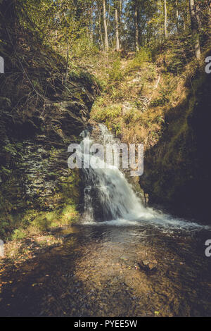 Bushkill Falls in Poconos, PA, umgeben von üppigen Herbst Laub Stockfoto