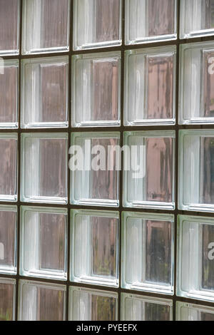Detailansicht auf eine Wand aus Glas Fliesen. Stockfoto