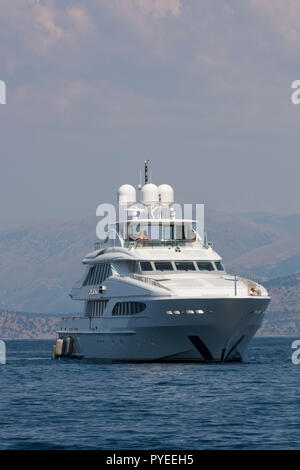 Große luxuriöse Superyachten oder Motorboot im Ionischen oder Mittelmeer vor der griechischen Insel coru in Griechenland verankert. Stockfoto