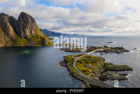 Antenne Panorama mit Blick auf die Inselgruppe der Lofoten und Hamnoy Lofoten bei Sonnenuntergang Stockfoto