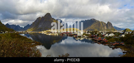 Antenne Panorama mit Blick auf die Inselgruppe der Lofoten und Hamnoy Lofoten bei Sonnenuntergang Stockfoto