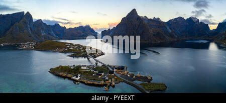 Antenne Panorama mit Blick auf die Inselgruppe der Lofoten und Hamnoy Lofoten bei Sonnenuntergang Stockfoto