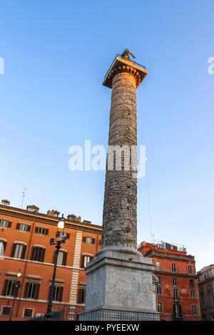 Blick auf die antiken Ruinen von Marco Aurelio in Piazza Colonna Rom, Italien, an einem sonnigen Tag. Stockfoto
