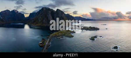 Antenne Panorama mit Blick auf die Inselgruppe der Lofoten und Hamnoy Lofoten bei Sonnenuntergang Stockfoto