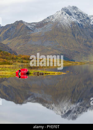 Schöne spiegel Reflexionen der Boot in See vor der Berg, Lofoten, Norwegen Stockfoto