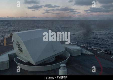 Her Majesty's Canadian Ship Ville de Québec Brände die 57 mm Main Gun beim Segeln in der Nähe der Küste von Norwegen während der Übung Trident Zeitpunkt am 26. Oktober 2018. Foto: MCpl Andre Maillet, MARPAC Imaging Services Stockfoto