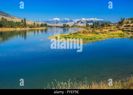 Herbst Farben entlang der flathead River unterhalb der Mission Berge in der Nähe von Dixon, Montana Stockfoto