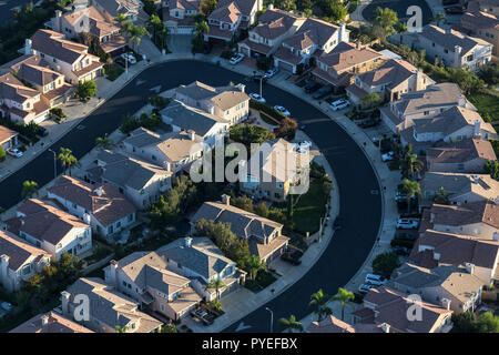 Luftaufnahme von geschwungene Straße mit dichten, modernes Wohnen in Los Angeles, Kalifornien. Stockfoto