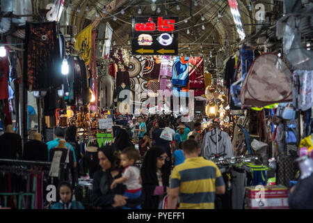 SHIRAZ, IRAN - 16. AUGUST 2018: die Haupthalle des Shiraz Vakil Bazar während der Rush Hour überfüllt, in einem überdachten Gasse des Marktes. Symbol der Persischen Stockfoto