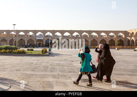 ISFAHAN, IRAN - 20. AUGUST 2016: die Frauen, die moderate islamische Kleidung, das islamische Kopftuch, Schleier und Kopftuch gehen in den Straßen von Isfahan, Iran, auf Imam Stockfoto