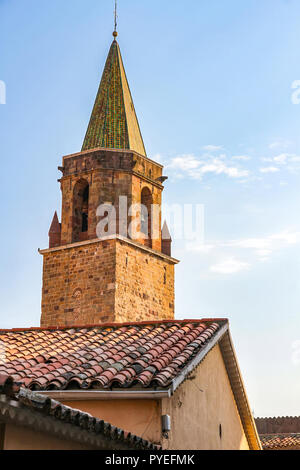 Blick auf den Glockenturm der Kathedrale von Frejus an einem sonnigen Tag. Stockfoto