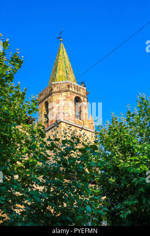 Blick auf den Glockenturm der Kathedrale von Frejus an einem sonnigen Tag. Stockfoto