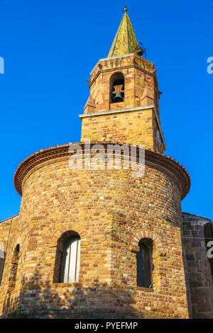 Blick auf den Glockenturm der Kathedrale von Frejus an einem sonnigen Tag. Stockfoto