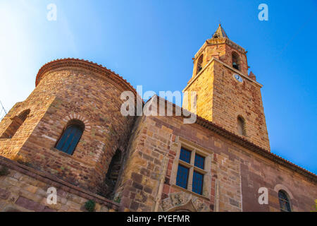 Blick auf den Glockenturm der Kathedrale von Frejus an einem sonnigen Tag. Stockfoto