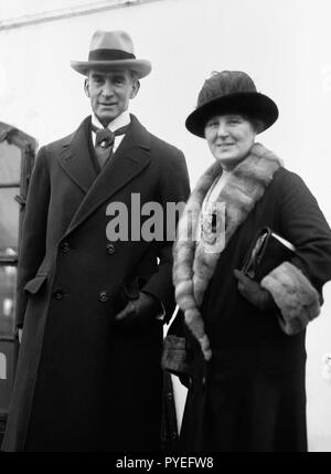 Der britische Künstler Francis ('Frank') Owen Salisbury (1874-1962) und seine Frau Alice. Seine Arbeit wurde in der Nachfrage auf beiden Seiten des Atlantiks und er wurde als "Großbritanniens Maler Laureate" bekannt. Am besten für seine Porträts bekannt, Salisbury lackiert Königin Elizabeth II., Präsident Franklin D. Roosevelt, und Sir Winston Churchill, einschließlich der ikonischen Bilder die Sirene Anzug und Blut, Schweiß und Tränen. Stockfoto