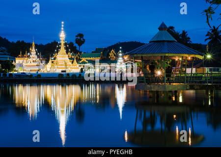 Schöne Jong kam Tempel Reflexion im Wasser. Stockfoto