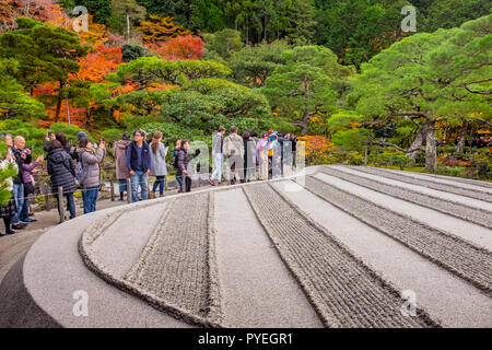 Berühmte Ginkaku-ji (Silberner Pavillon) offiziell genannten Jishō-ji ("Tempel des glänzenden Barmherzigkeit") im Herbst Tag, Kansai, Kyoto, Japan Stockfoto