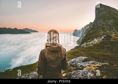 Frau Wanderer allein in den Sonnenuntergang in den Bergen mit Aussicht im Freien aktiven Ferien reisen Abenteuer gesunder Lebensstil Stockfoto