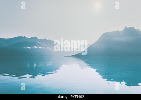 Berge und Meer Spiegel Wasser Reflexion Landschaft reisen Idyllische ruhige Landschaft Norwegens Inseln Stockfoto