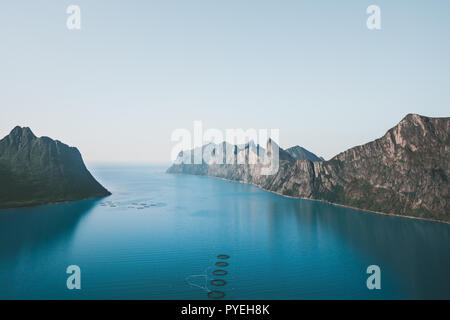 Berge und Meer Fjordlandschaft in Norwegen Reisen idyllische Sommer Landschaft Senja Inseln Luftaufnahme Stockfoto