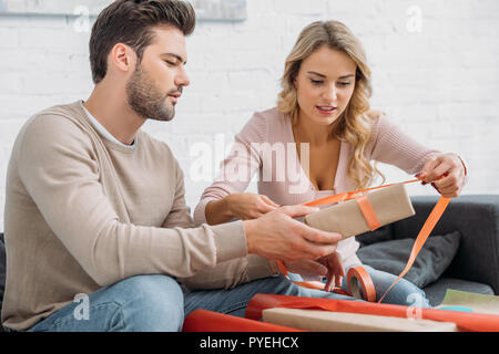 Paar Weihnachtsgeschenk zusammen die Vorbereitung zu Hause Stockfoto