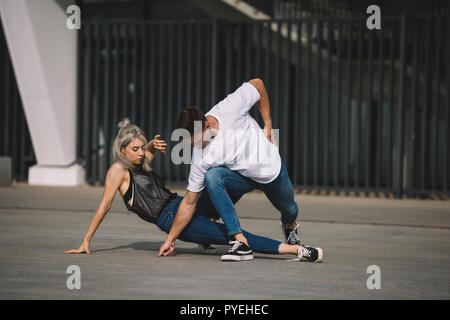 Junger Mann und Frau tanzen auf Urban city street Stockfoto