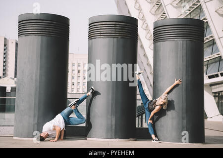 Junge zeitgenössische Tänzer üben am Urban city street Stockfoto