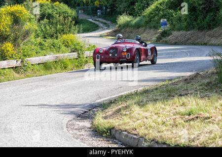 PESARO COLLE SAN BARTOLO, Italien, 17. Mai - 2018: ALFA ROMEO 6C 2500SS CORSA 1939 auf einem alten Rennwagen Rallye Mille Miglia 2018 die berühmten italienischen Stockfoto