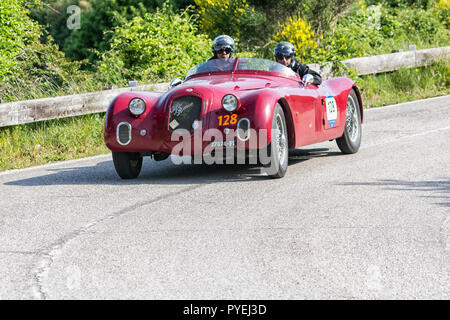 PESARO COLLE SAN BARTOLO, Italien, 17. Mai - 2018: ALFA ROMEO 6C 2500SS CORSA 1939 auf einem alten Rennwagen Rallye Mille Miglia 2018 die berühmten italienischen Stockfoto