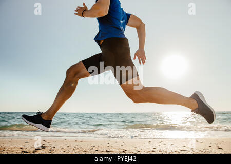 Close-up Füße runner Mann laufen am Strand in der Sonne Stockfoto