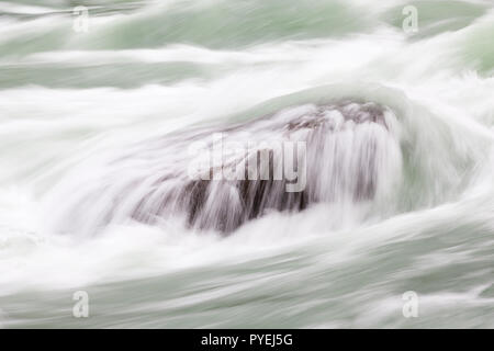 Eine lange Exposition in der Nähe von Stromschnellen über einen Felsen Schlucht in Niagara Falls, Kanada fließen. Die Rapids gehören zu den leistungsfähigsten der Welt. Stockfoto