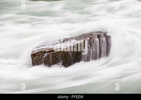 Eine lange Exposition in der Nähe von Stromschnellen über einen Felsen Schlucht in Niagara Falls, Kanada fließen. Die Rapids gehören zu den leistungsfähigsten der Welt. Stockfoto