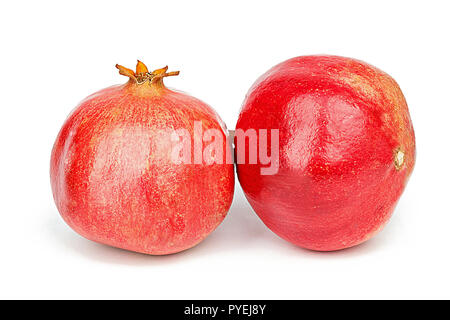 Zwei ganze Granatapfel Obst auf weißem Hintergrund Stockfoto