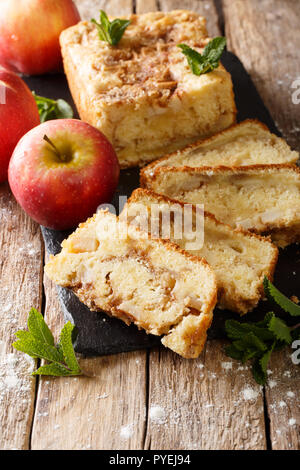 Herbst geschnittenen Apfel Brot mit Zimt und Minze close-up auf dem Tisch. Vertikale Stockfoto