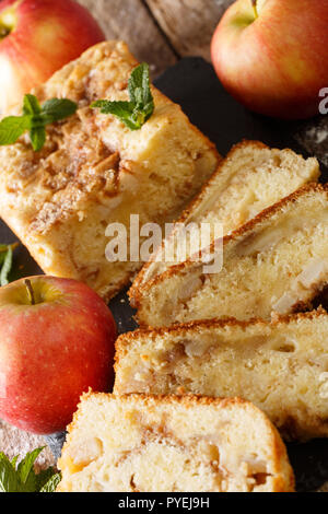 Brot in Scheiben geschnitten Apfel mit Zimt in der Nähe auf dem Tisch. Vertikale Stockfoto