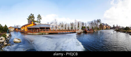 Gefrorenen See im Park Mezhyhirya. Residenz des ehemaligen Präsidenten der Ukraine. Ukraine, Kiew. 24. Februar 2014 Stockfoto