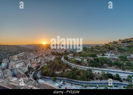 Sonnenaufgang in der Altstadt von Ragusa Ibla in Sizilien Stockfoto